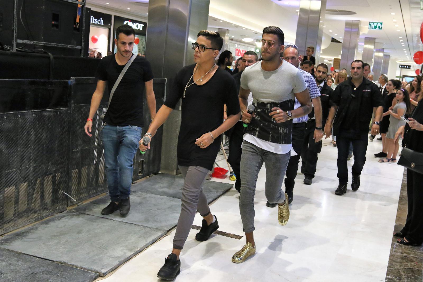 בן אל תבורי וסטטיק בדרכם לבמה (צילום: מאיר אבן חיים)