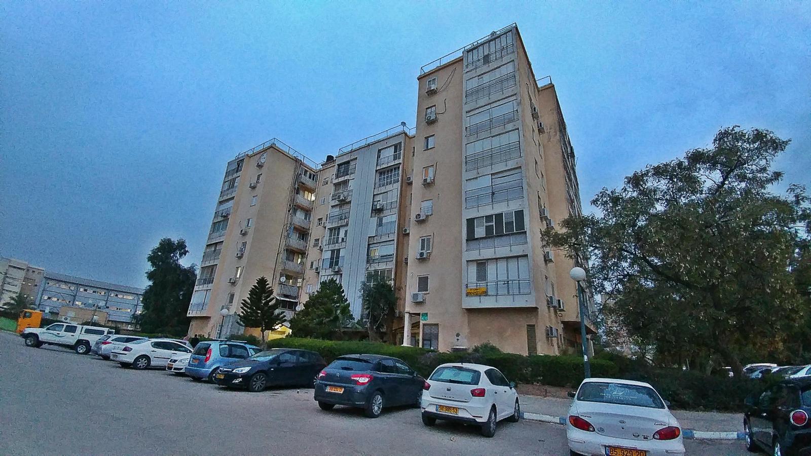 האם זה הלילה האחרון של הדיירים בבניין? (צילום: דני בלר)