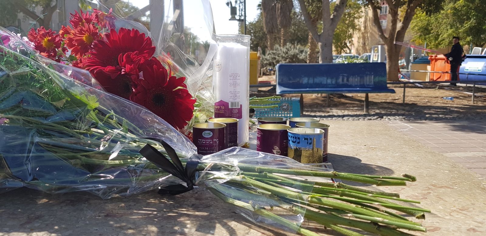 פינת ההנצחה שהקימו תושבי ערד במקום בו נרצח החייל ((צילום: ירון רבינוביץ', עורך עיתון הצבי - ערד)