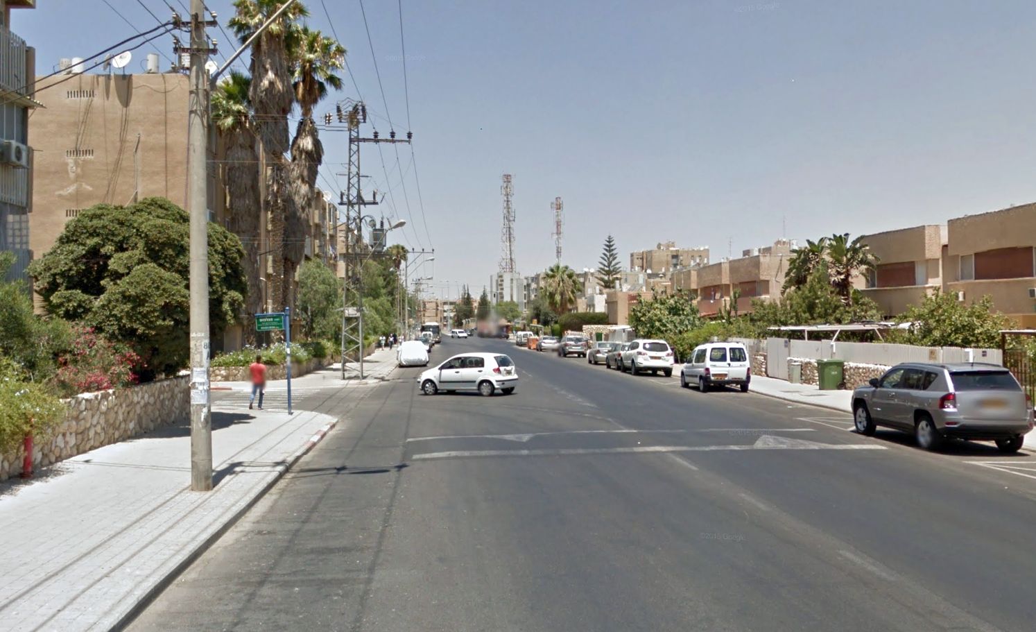 אותה שכונה, שני תעריפים: משמאל, זול יותר, מימין, בוילות, משלמים את התעריף הגבוה: רח' הצבי בשכונה ה' (צילום: גוגל מפות)