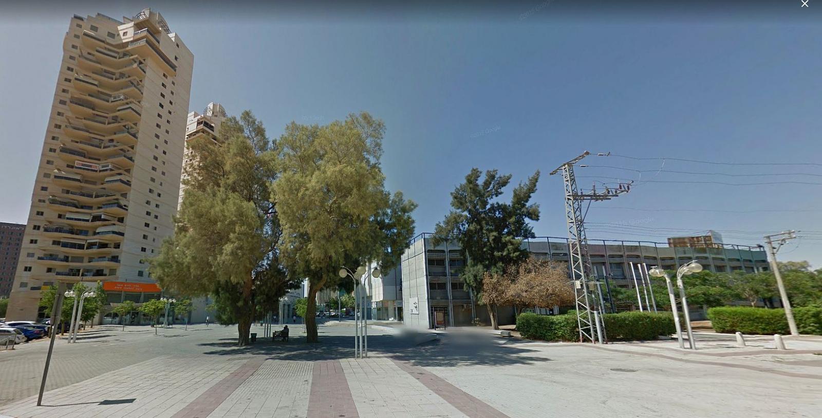 המתחם כיום: מגדלי קרן משמאל, בית ההסתדרות מימין, מאחוריו היכל התרבות (צילום: גוגל מפות)