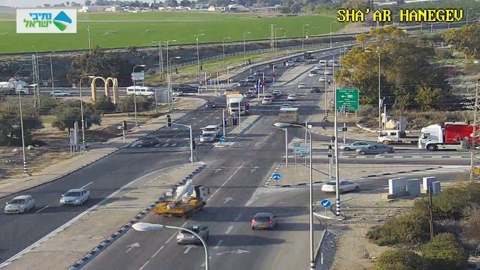 התנועה בשער הנגב, מעט אחרי האזעקה - מתנהלת כסדרה (צילום: מצלמות נתיבי ישראל)