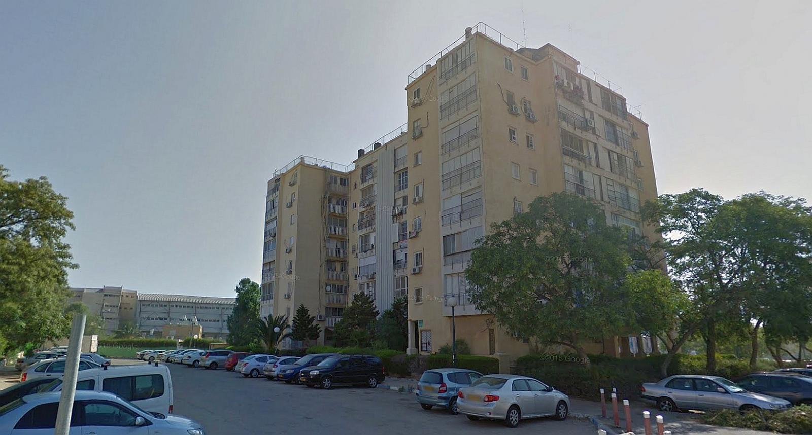 הבניין ברחוב ככר קפלן 12. סכנת קריסה מיידית (צילום: גוגל מפות)