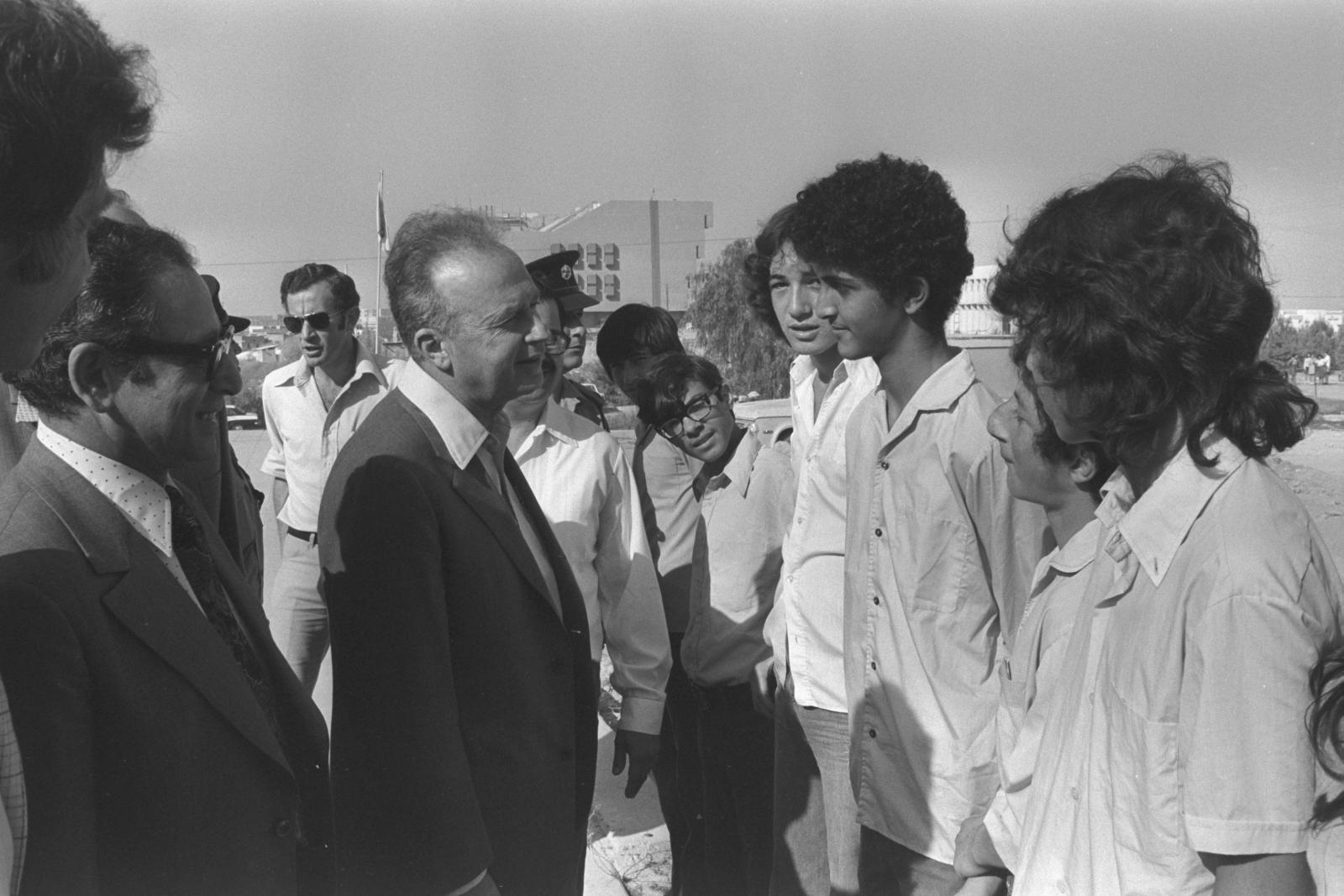 ימים אחרים: ראש ממשלה יצחק רבין נפגש עם תלמידי מקיף ג' בב''ש, נובמבר 1974 (צילום: יעקב סער, לשכת העיתונות הממשלתית)