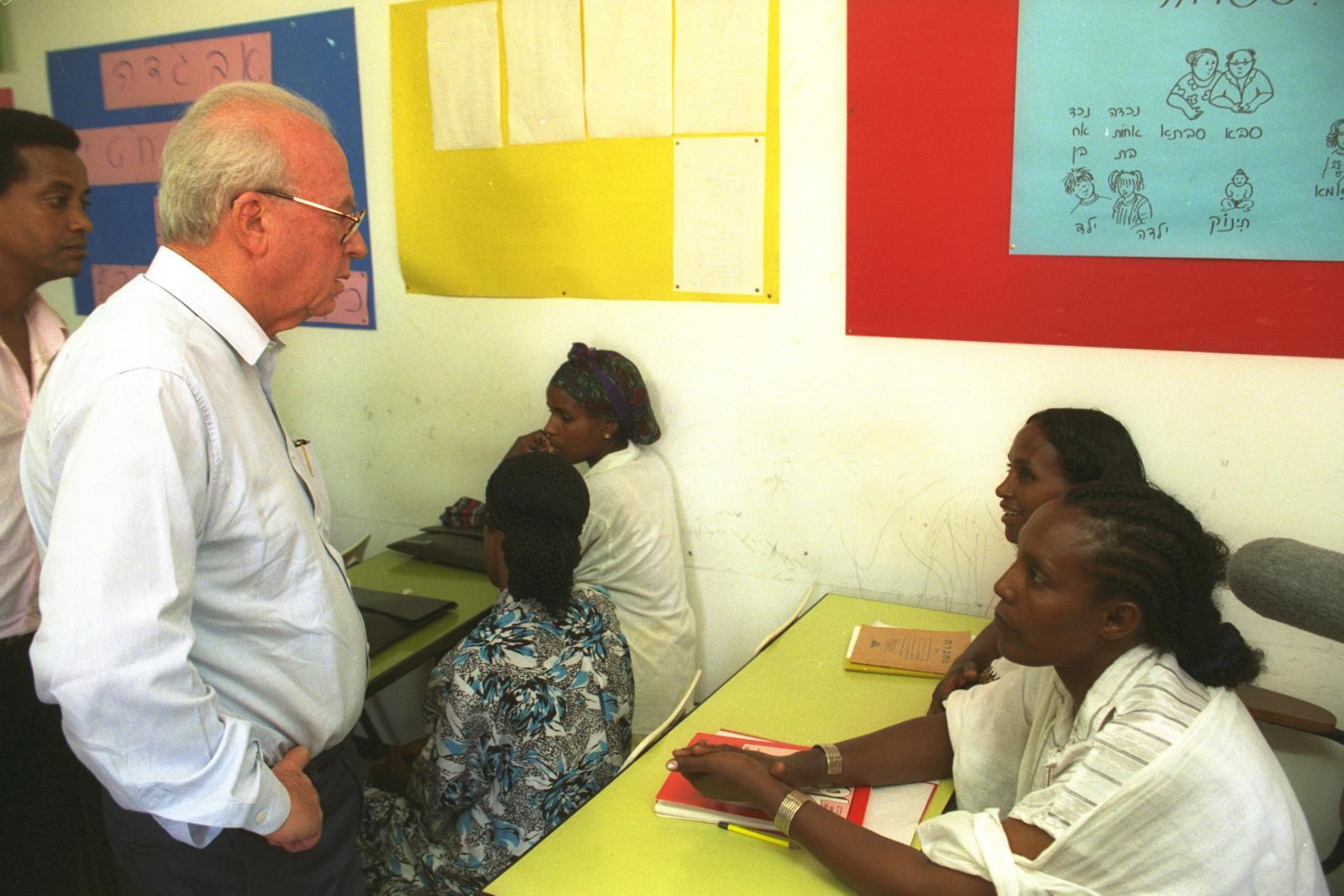 13 ביולי, 1993: רבין מבקר באתר הקראוונים נחל בקע ונפגש עם עולים (צילום: אבי אוחיון / לשכת העיתונות הממשלתית / אוסף התצלומים הלאומי)