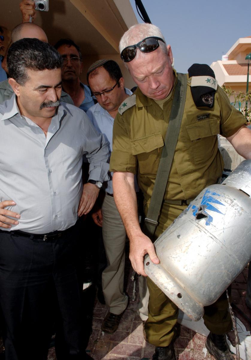 עמיר פרץ, שר הביטחון, עם הרמטכ''ל יעקב בלנט, בשדרות, אחרי ירי קסאמים על העיר (צילום: אבי אוחיון - לשכת העיתונות הממשלתית)