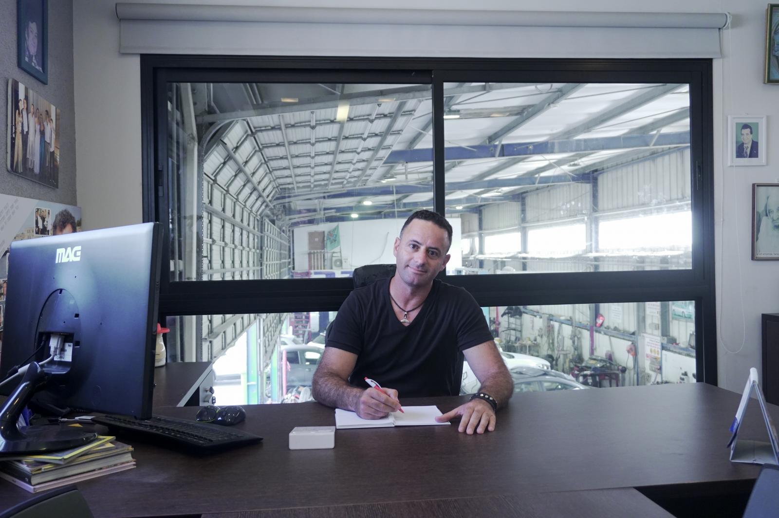 רן הוא בעל המוסך היחידי בארץ שמחזיק בשני תארים (צילום: אייל מנקיטה)