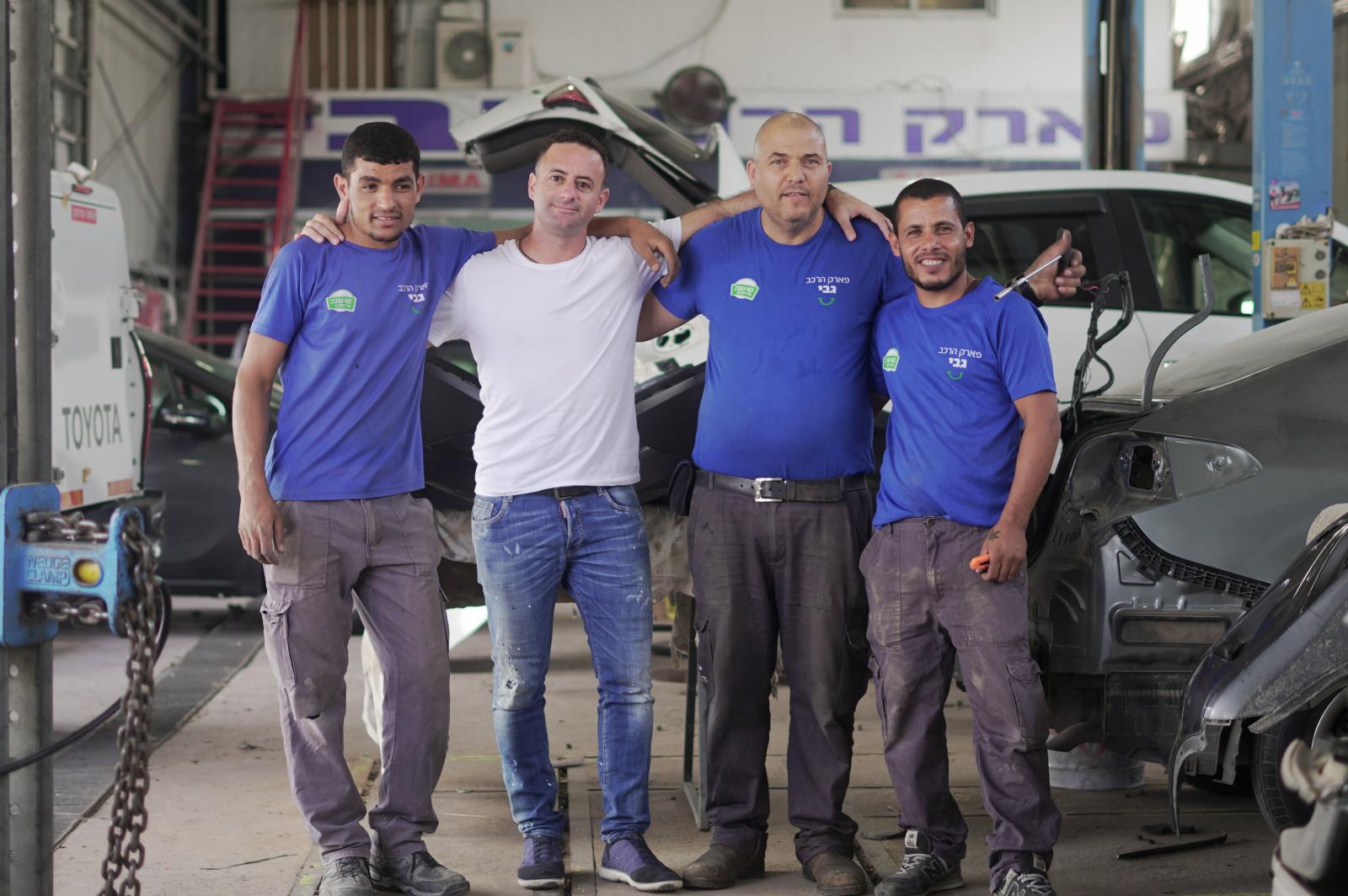 רן וצוות עובדי המוסך של פארק הרכב גבי (צילום: אייל מנקיטה)