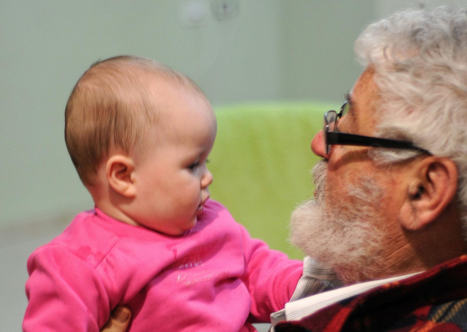 השופט בדימוס יוסף אליעז עם נכדתו (צילום: אלבום משפחתי, באדיבותו)