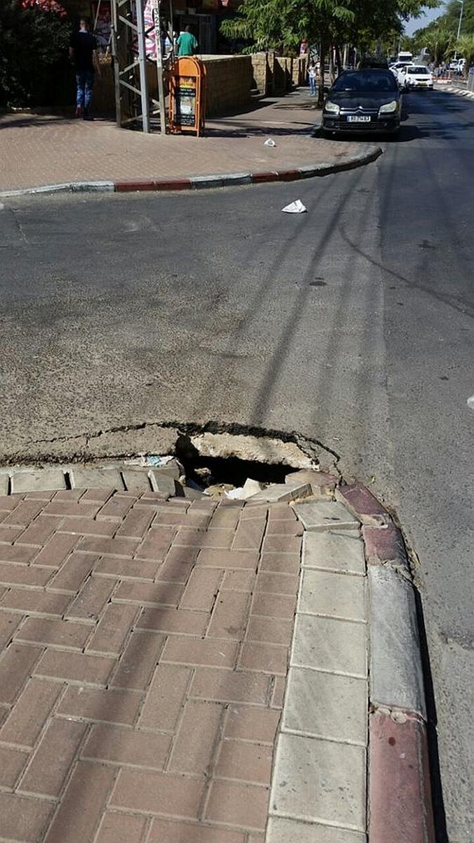 אם אתם בשד' ירושלים פינת שער הגיא, הזהרו לא ליפול בבור (צילום: מדיה חברתית)