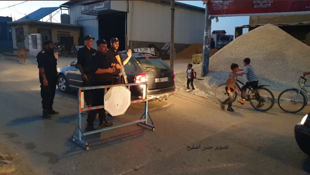 מחסומים וכוננות הערב בעזה. לטענת הפלגים: תרגיל (צילום: תקשורת פלסטינית, רץ בטוויטר)