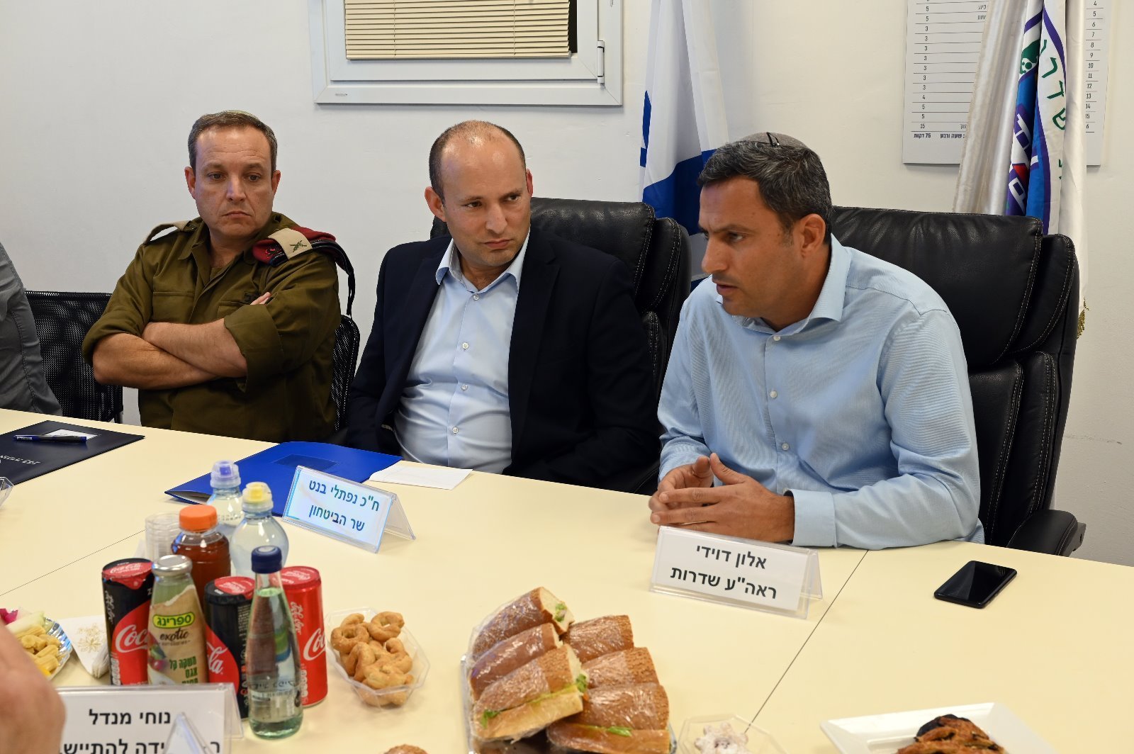 שר הבטחון בנט, עם ראשי מועצות מהעוטף (צילום: איל חרמוני - דוברות משרד הבטחון)
