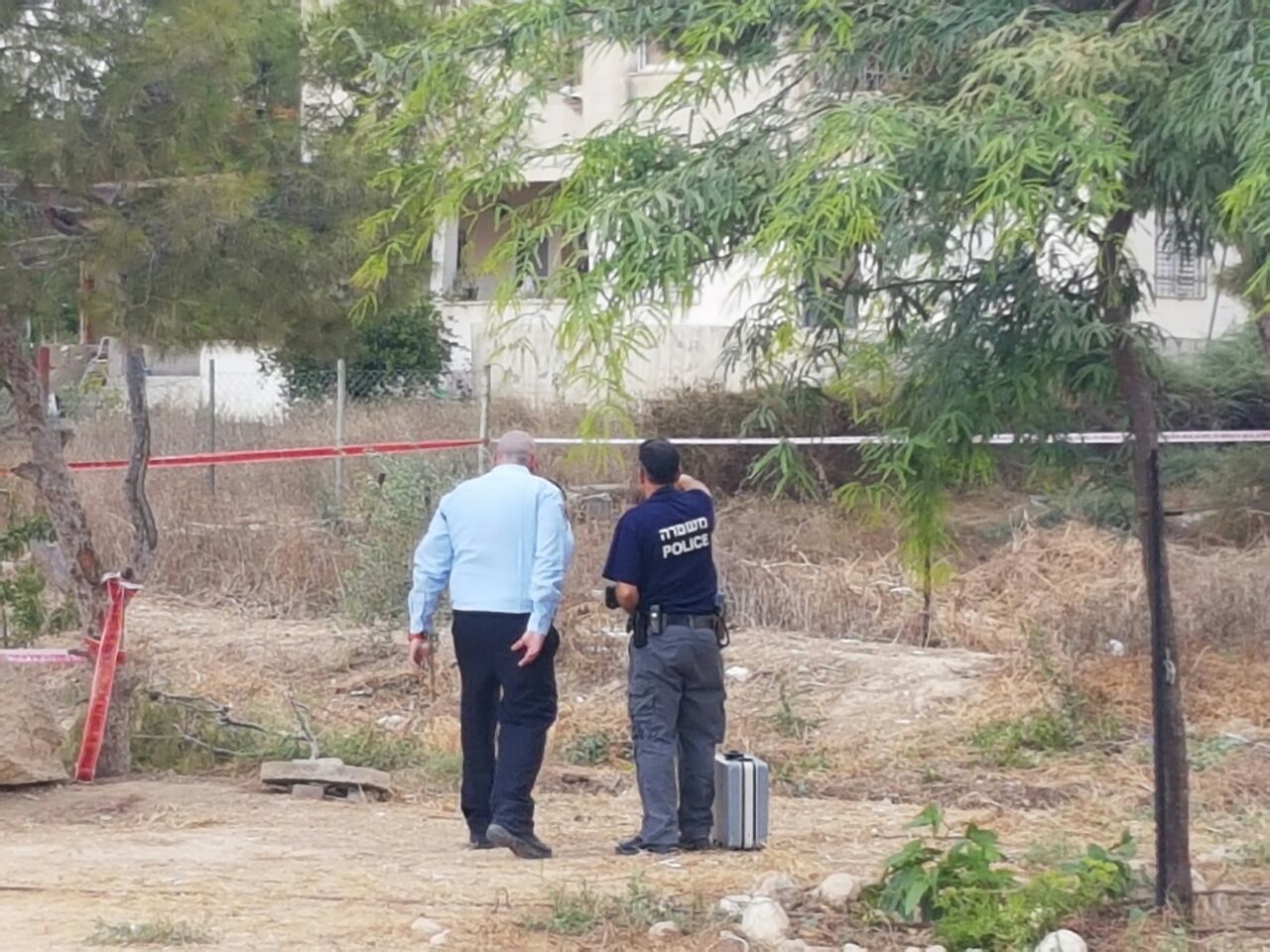 המשטרה בוחנת את זירת האירוע, ברחוב הארוגים (צילום: מוטי קדוש - ברנז'ה news)