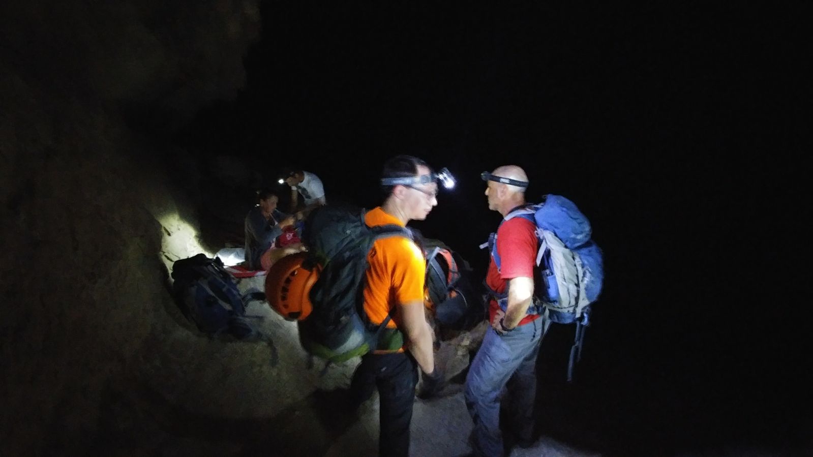 חילוץ מטיילים בבריכת צפירה (צילום: יח' חילוץ עין גדי)