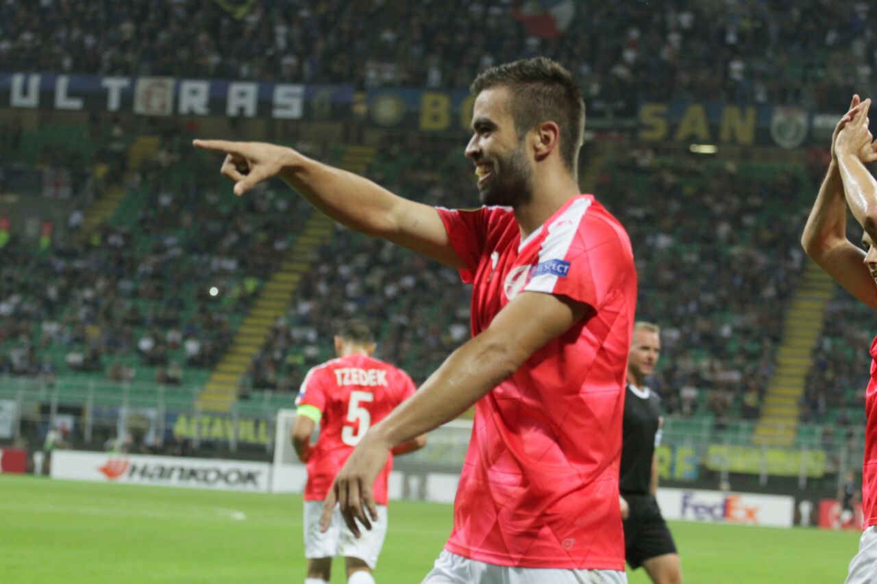 מיגל ויטור קובע 1-0 להפועל באר שבע אחרי תרגיל מושלם בכדור חופשי (צילום: בן בודה)