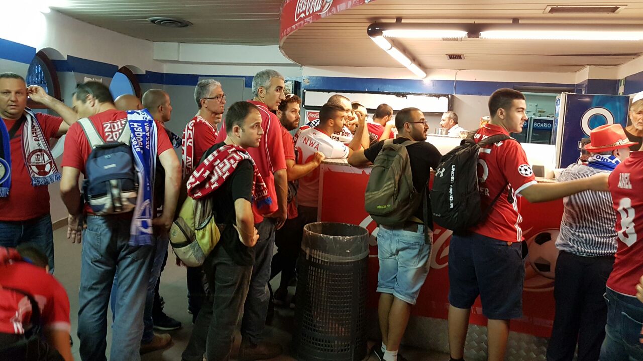 תור ארוך בדרך למזנון. ''רק שני מוכרים על 1,500 אנשים'' (צילום: איתן ניר)