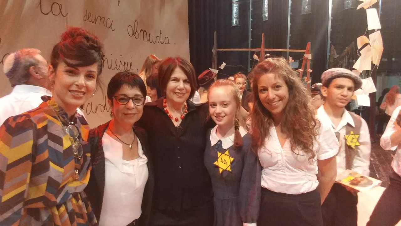 משמאל לימין: צליל הרוש, מנהלת בית הספר חוה סטרול, ד