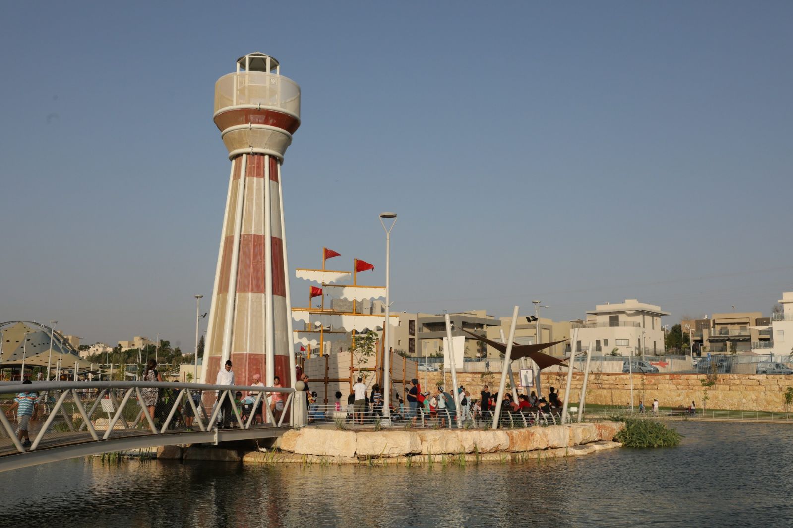 מגדלור וספינת פירטים - בפארק הילדים (צילום: עיריית ב''ש)