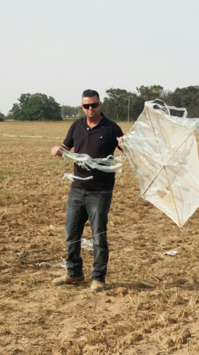 שגיא גריביאן, עובד חב' מושבי הנגב בשדה (צילום: מושבי הנגב)