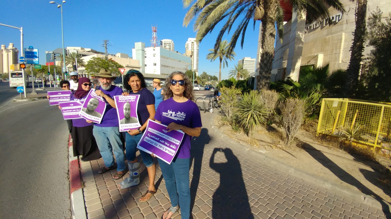 משמרת מחאה של ''עומדים ביחד'', בשעות הצהריים בב''ש (צילום: דני בלר)