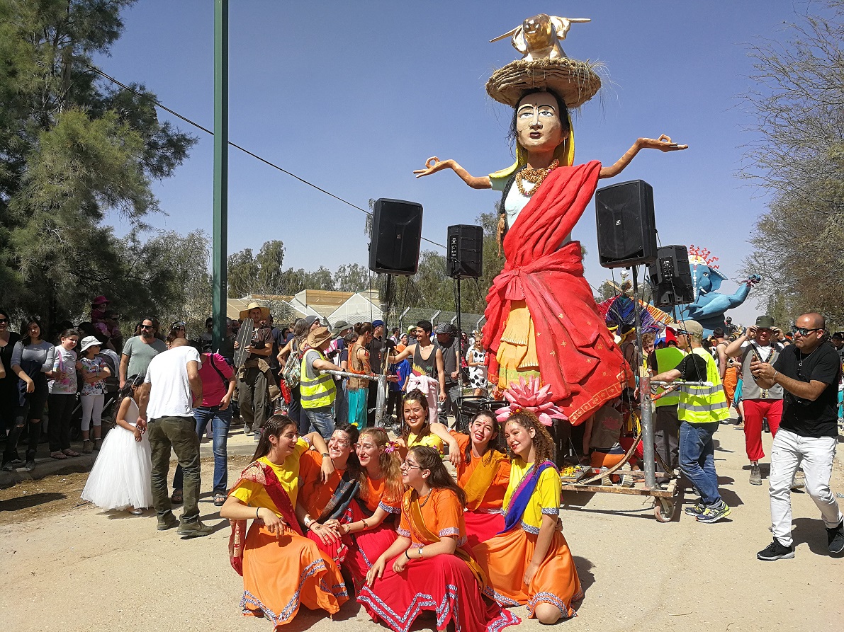 חוגגים פורים. הכל מחומרים ממוחזרים (צילום: מדרשת שדה בוקר)