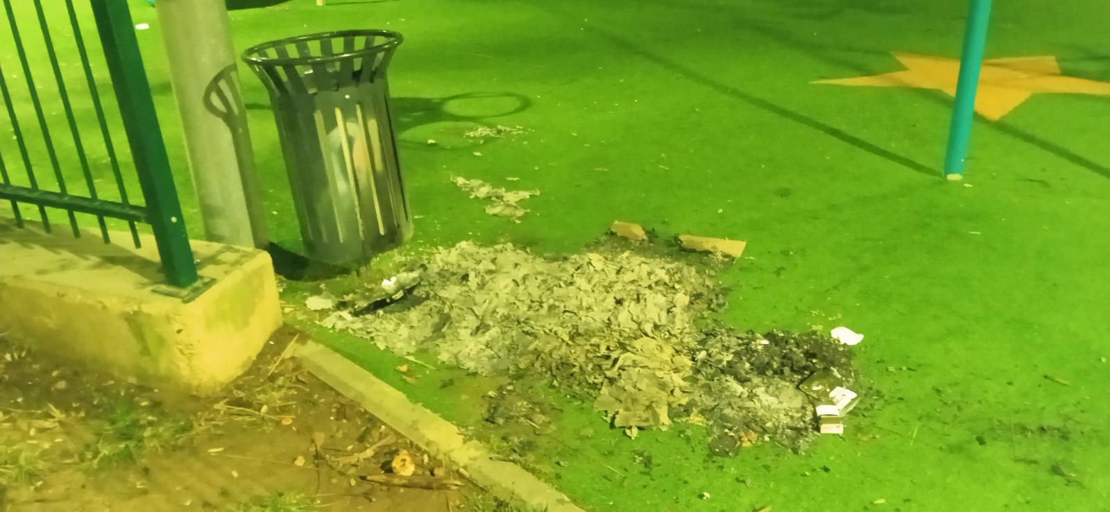 פח הוצת, הדשא הסינטטי נפגע (צילום סלולרי)