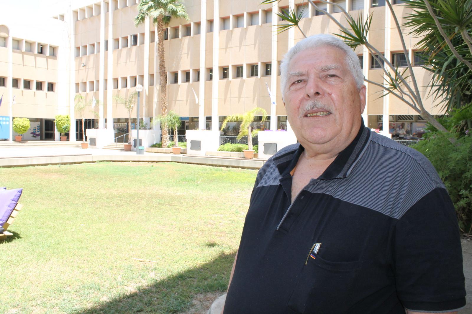 מיכה פז על רקע המכללה (צילום: דני בלר)