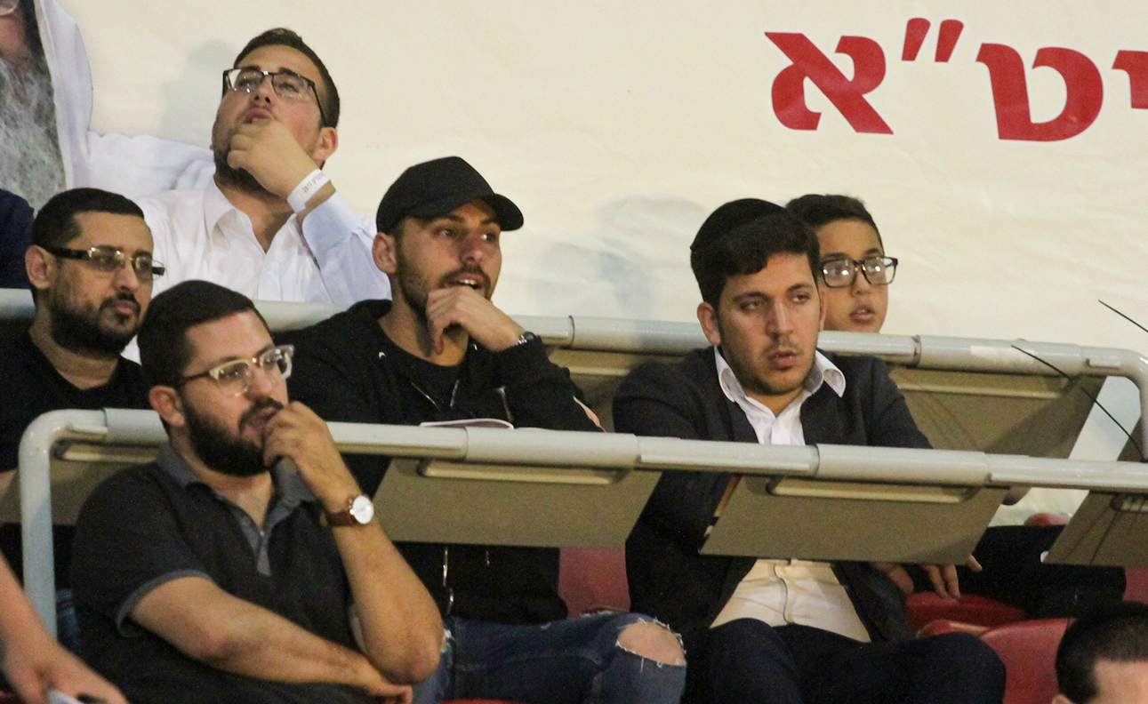 גם שיר צדק הגיע לאצטדיון, הפעם לא כשחקן (צילום: בן בודה)