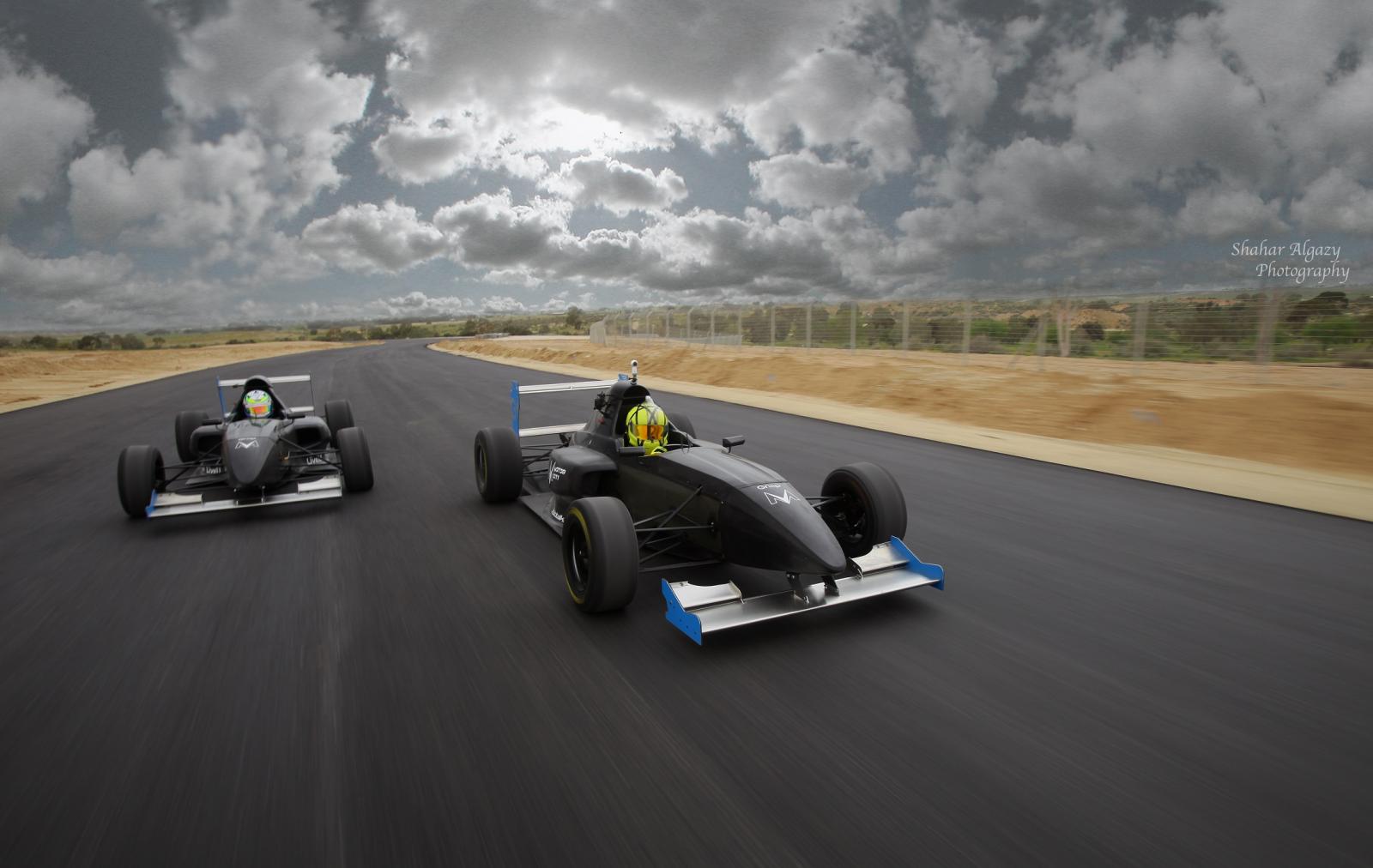 נסיעת המבחן הראשונה של מכוניות המרוץ (צילום: שחר אלגזי)