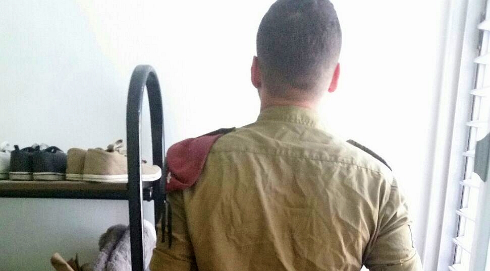 ישראל בדירתו. מסלול חיים לא קל, עם הרבה תקווה (צילום: יחד למען החייל)