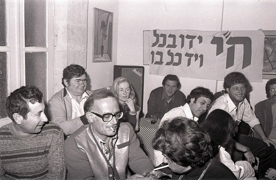 בגלריה של לירז, בשנות ה-70. אנשי מערכת כל-בי בערב תרבות (צילום של דוד גרינשפן, מתוך ארכיון כל בי - הבלוג של העיתונאי אריה רפפורט ז''ל)