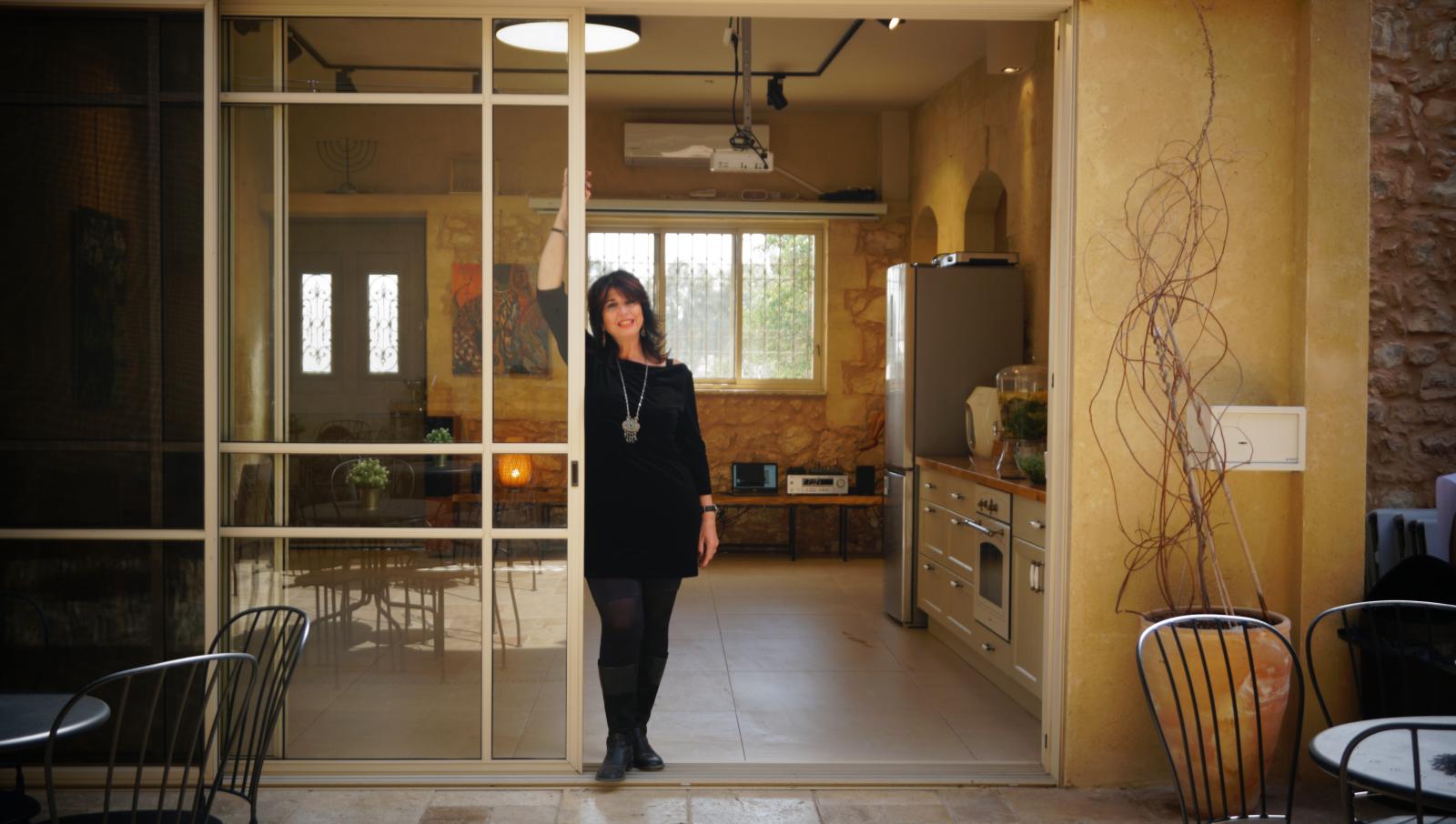 villaly בית המארח אירועי אומנות ותרבות של ללי כהן (צילום: אייל מנקיטה)