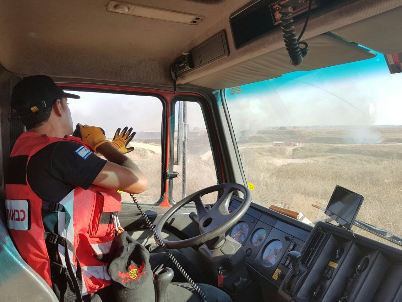 (צוותי כיבוי ברגעים אלה במקום הדליקה (צילם: כבאות והצלה נגב