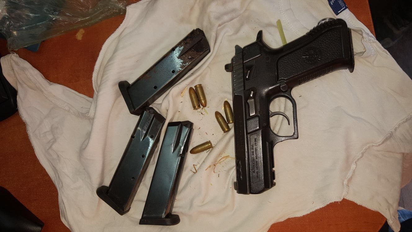 נשק שאותר בחיפושים (צילום: דוברות המשטרה)