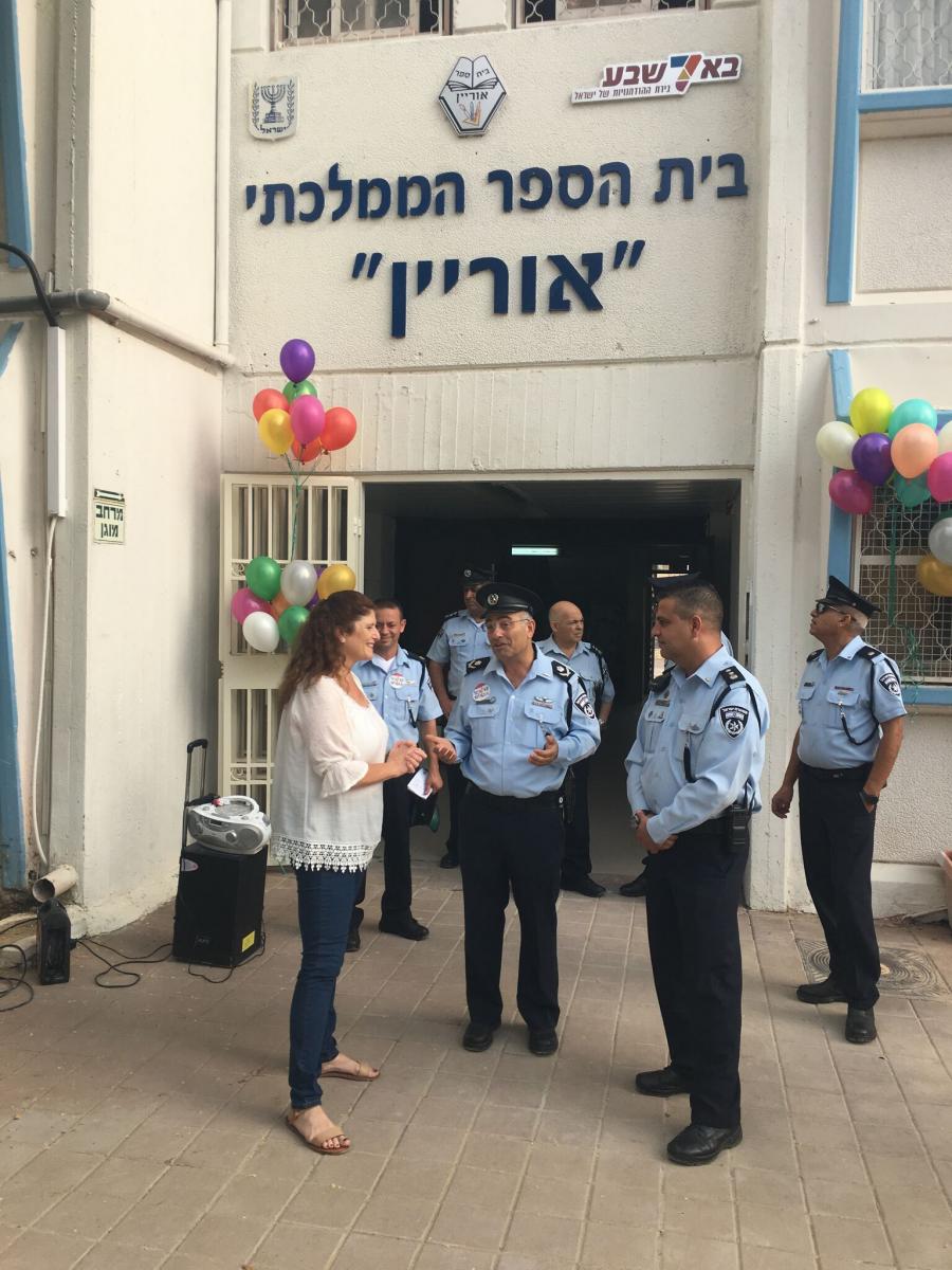 מפקד המחוז הדרומי במשטרה, ניצב דוד ביתן, בביקור בבית ספר בבאר שבע (צילום: דוברות המשטרה)