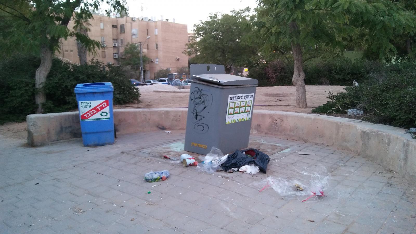 בספסל בו ישבו השכנים, תקעו פח זבל שתמיד מסריח (צילום: דני בלר)