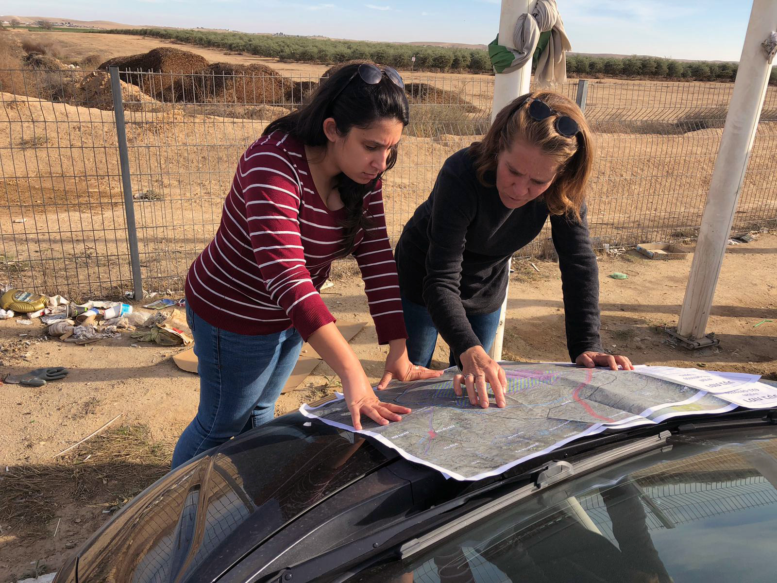 עו״ד מוראני מעדאלה ואדר׳ ספורטה מעמותת במקום בסיור במקום (צילום: מרואן אבו פריח, מתוך אתר עדאלה)