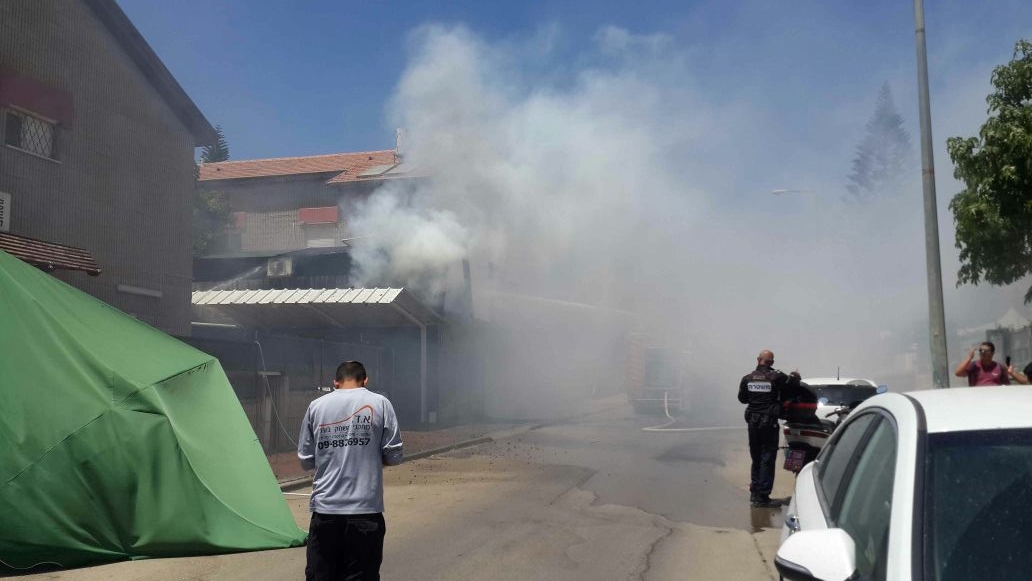 כוחות הכיבוי בזירת השריפה (צילום: וואצאפ)