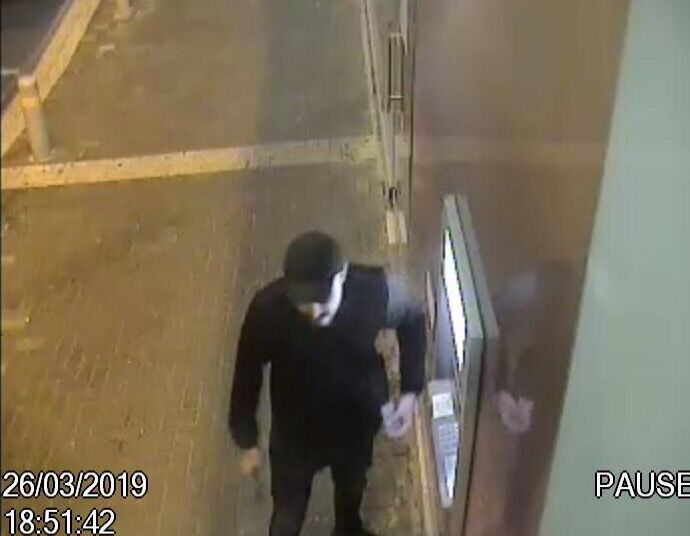  אחד החשודים, כפי שנקלט במצלמת אבטחה (צילום: משטרת ישראל)