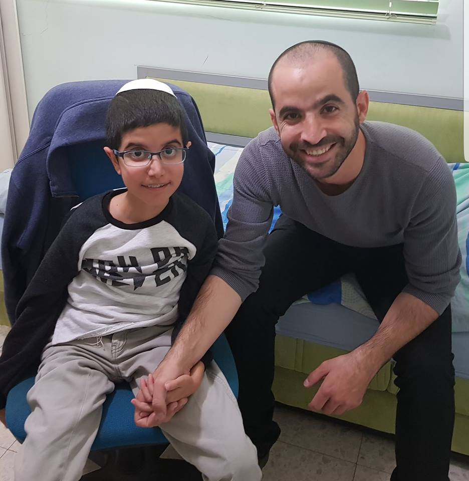 יאיר שושן, (מימין), עם הנער אביעד יחזקאל דמרי. נתינה ואהבת חינם