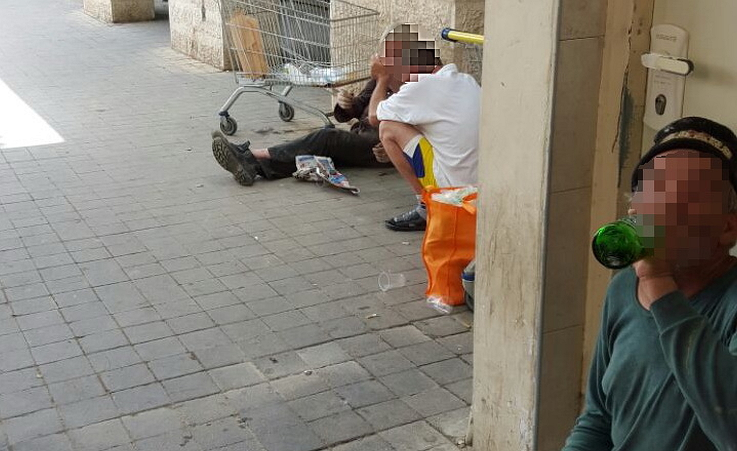 מבלים את הבוקר בשתיה: איש לא יודע מה שמם ואיך הגיעו למצב הזה