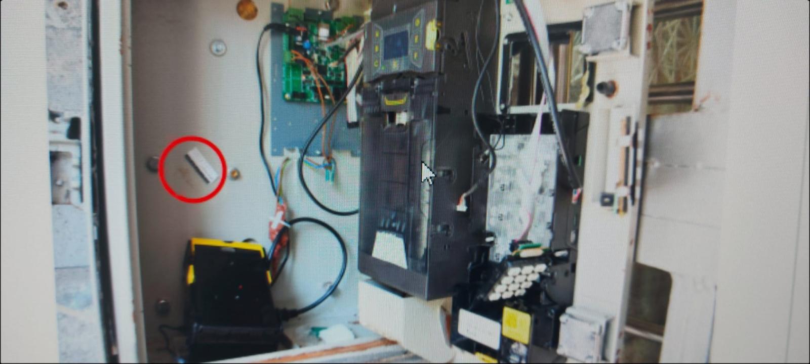 הקופה הפרוצה ולידה סימני הדם (מוקפים באדום) (צילום: משטרת ישראל)