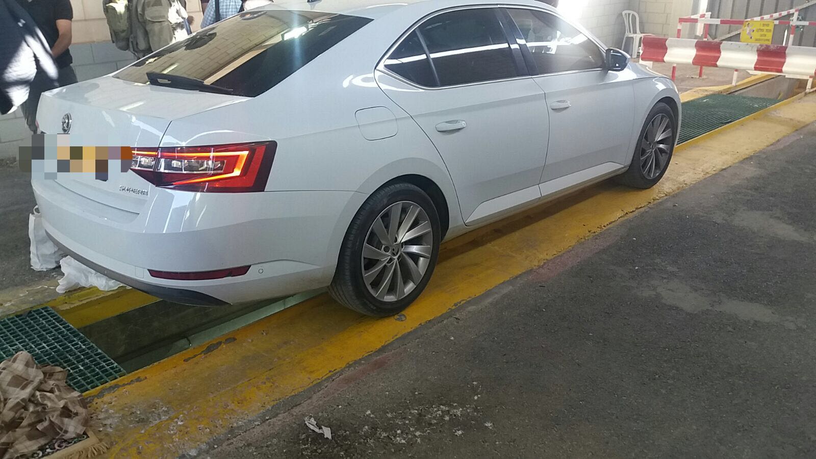 הרכב במעבר מיתר, לאחר שנתפס (צילום: דוברות המשטרה)