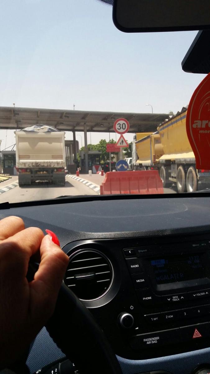 אתי מגיעה למחסום טנא עומרים, מקום המבטחים (צילום סלולרי)