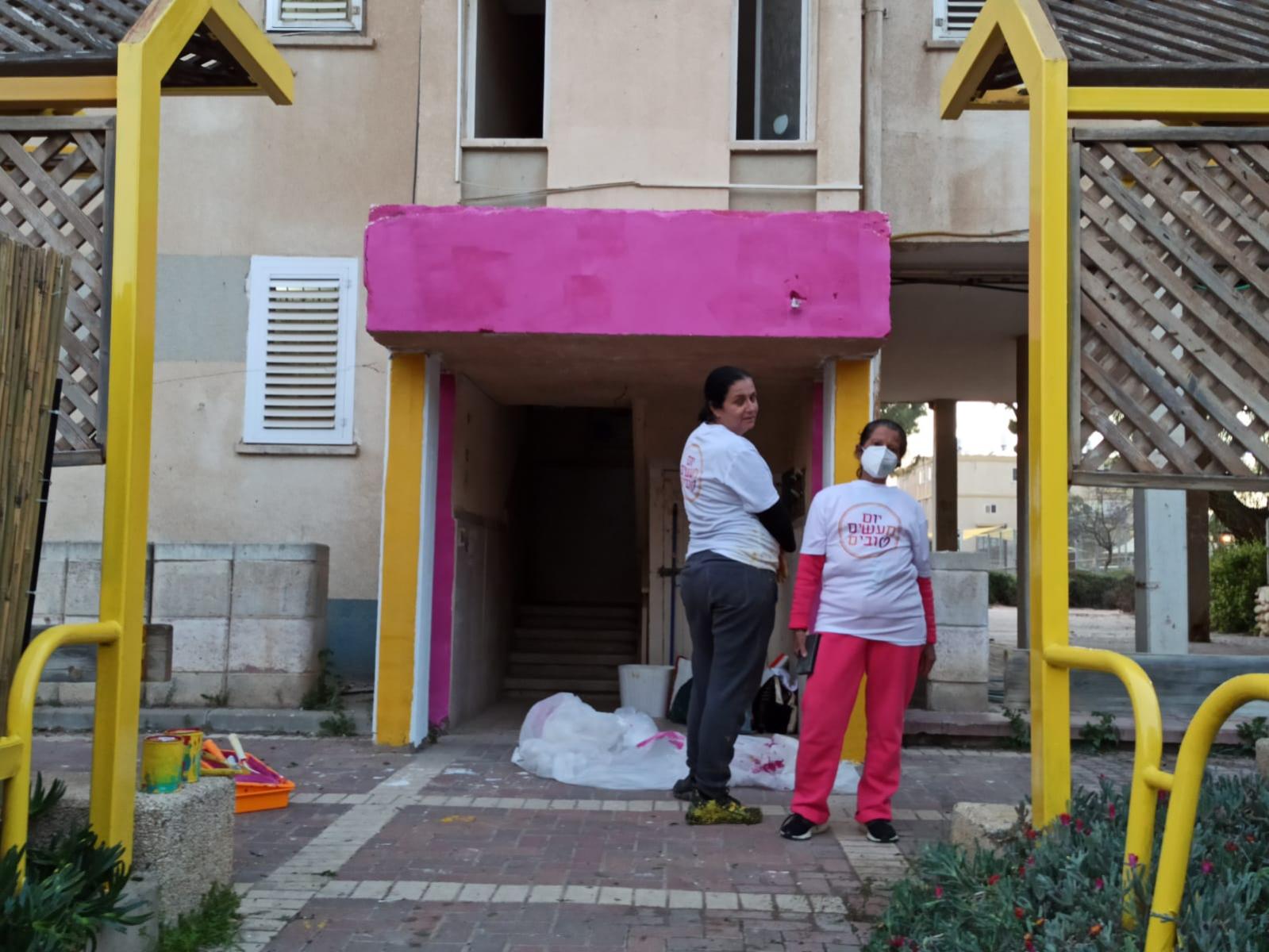 מכניסים צבע לרחוב חנה סנש (צילום: עיריית באר שבע)