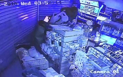 רעולי הפנים בפעולה (צילום מצלמת אבטחה)