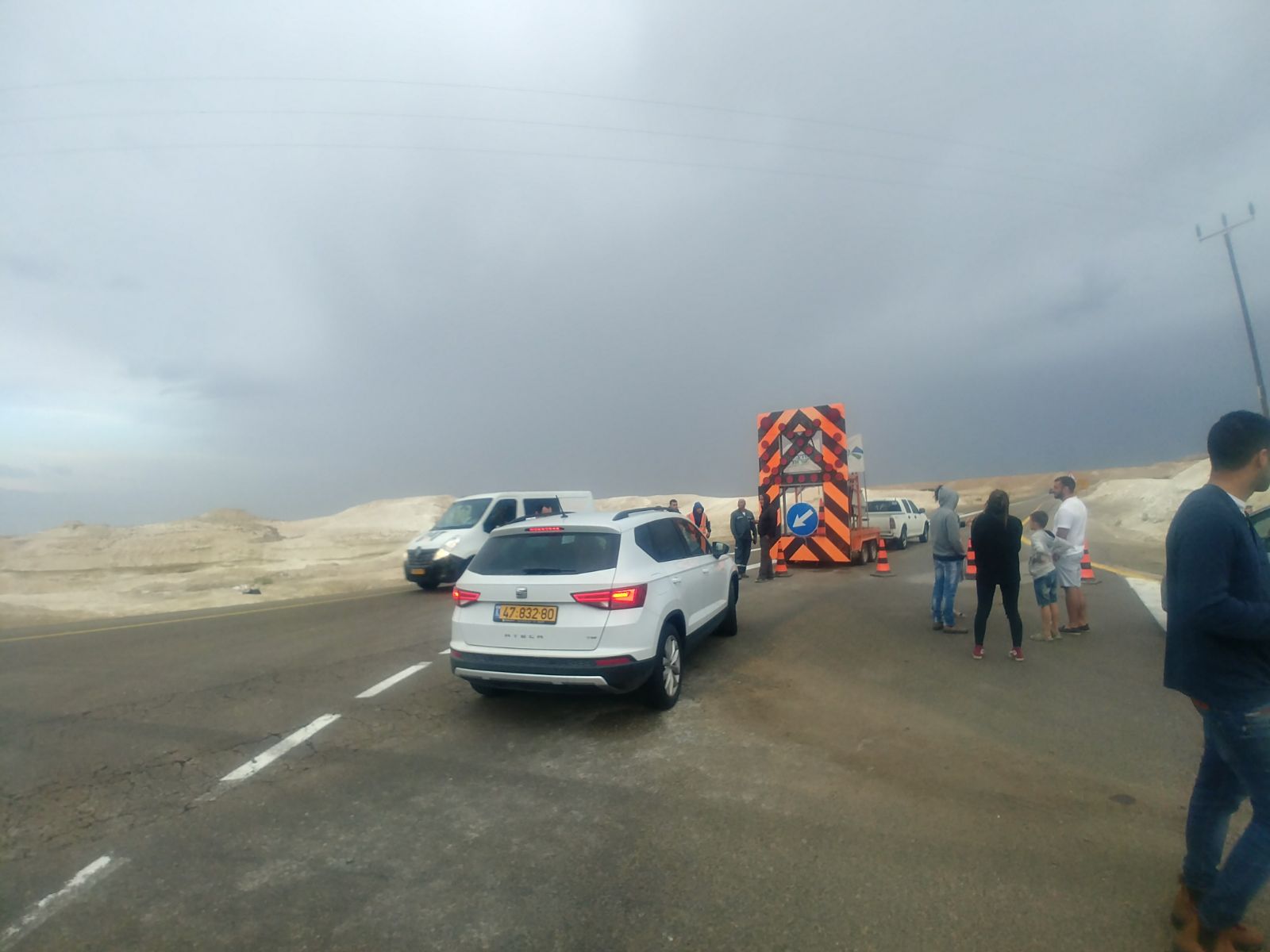 נהגים תקועים בכביש הערבה (צילום: רותם אליה)