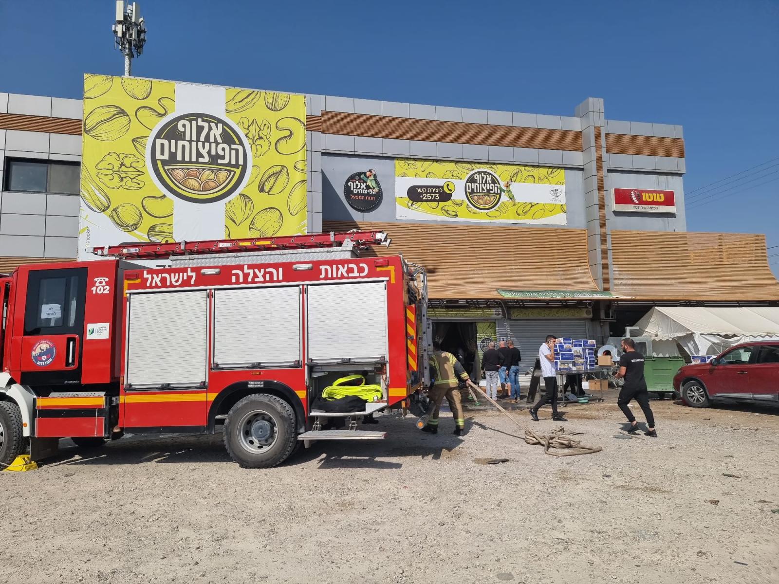 כוחות כיבוי ברחבת חנות המפעל (צילום: קובי סהר)