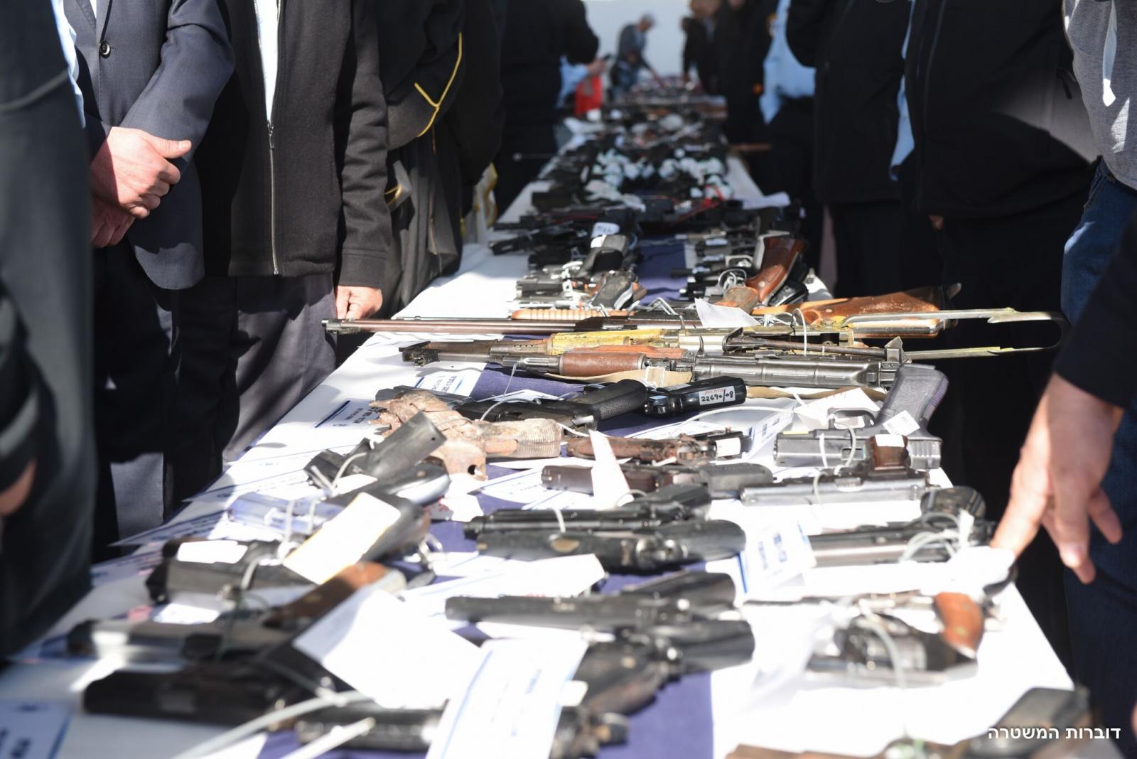מאות כלי נשק נתפסו במהלך המבצע (צילום: דוברות המשטרה)