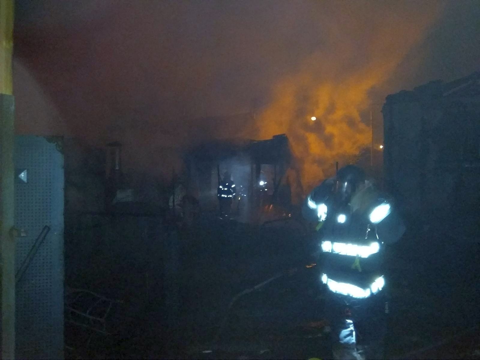 לוחמי האש בזירת הדליקה (צילום: כיבוי והצלה נגב)